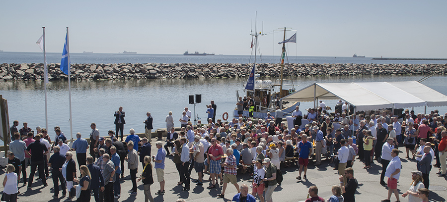 Højt til himlen og højt humør ved første spadestik i Skagen havn