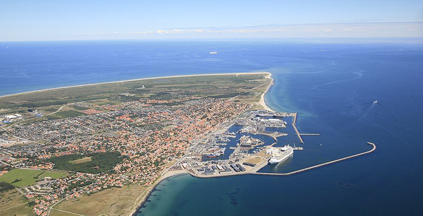 AIDA-krydstogtskib uden passagerer lægger til kaj i Skagen søndag den 5. april